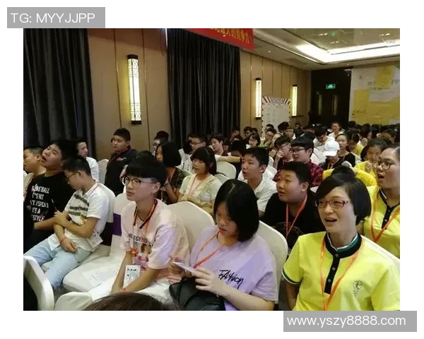 《她以为自己只是个普通女孩，直到遇见了那个足球场上闪耀的男神》