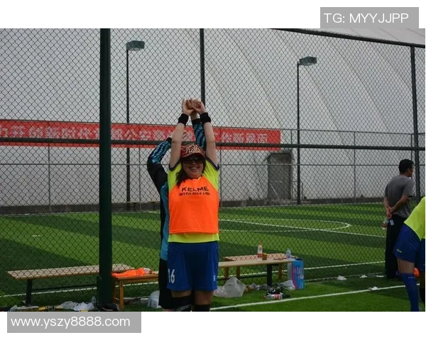 当绿茵巨星深情相拥展现足球场上最温暖的感动瞬间