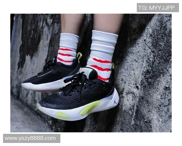 扁平足球鞋引领潮流 日本球星打造全新运动风尚